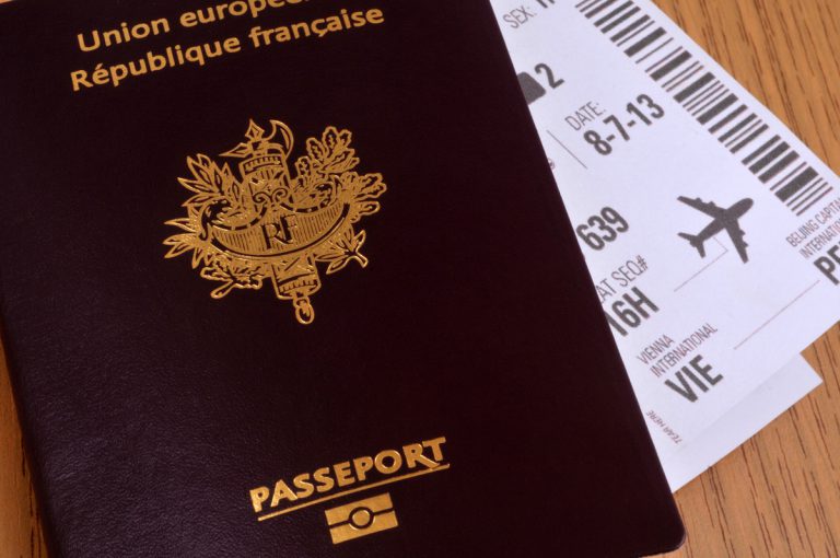 passeport biométrique et billets d'avions
