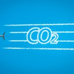 Avion en vol avec traînées blanches indiquant émission de CO2