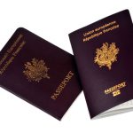 passeport biométrique près de passeport ancien sur fond blanc