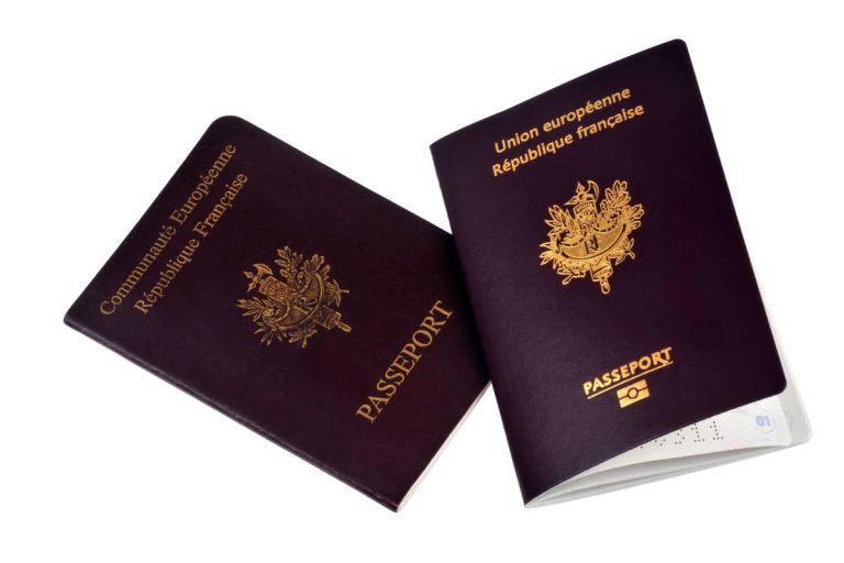 passeport biométrique près de passeport ancien sur fond blanc