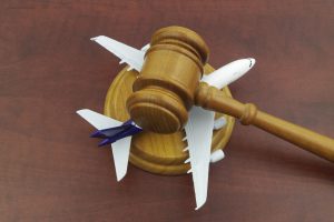 maquette d'un avion écrasé sous le marteau d'un juge 